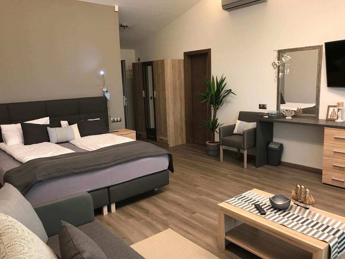 Calypso Lakeside Rooms & Lux Apartments Siófok Exterior foto