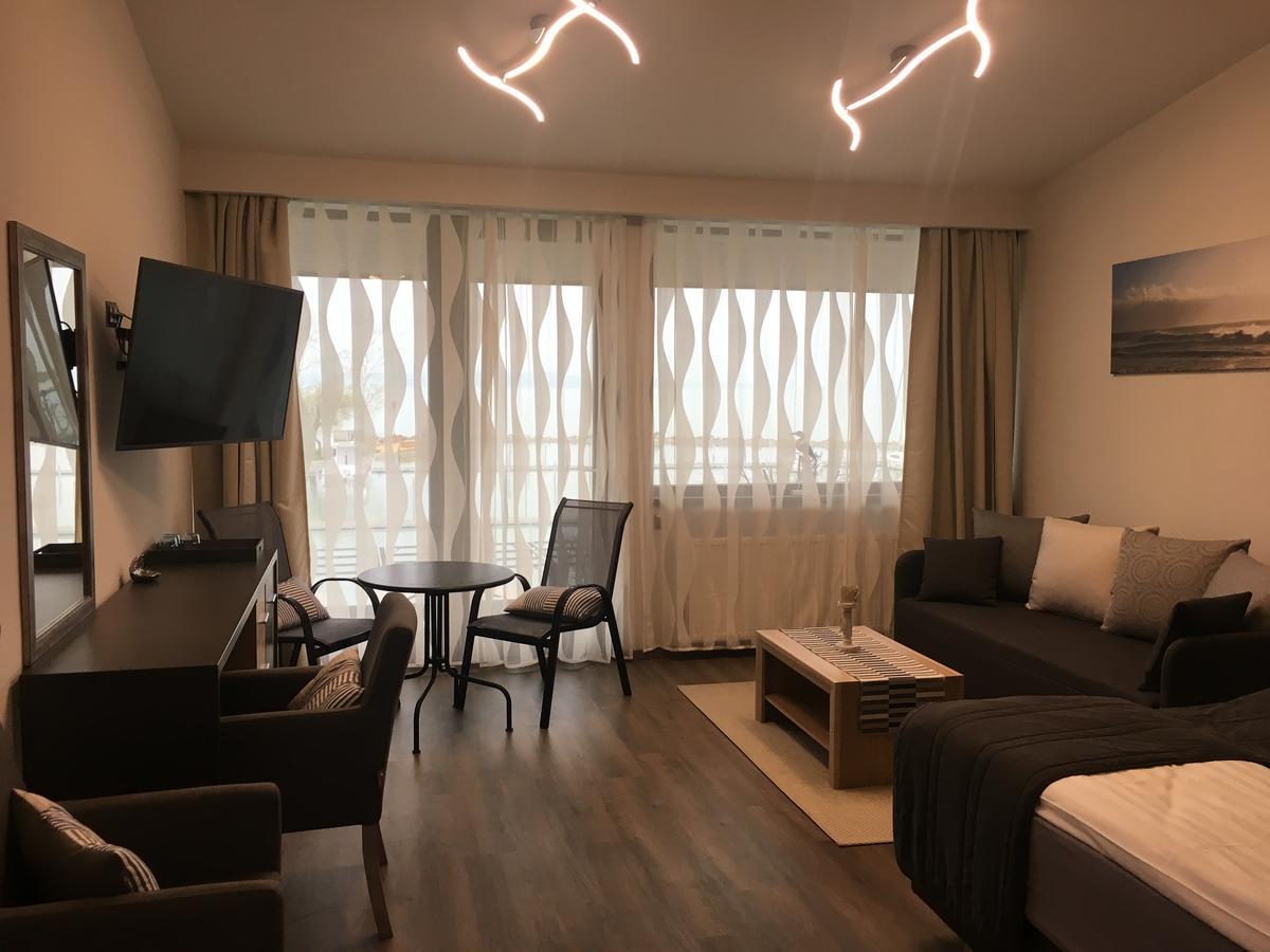 Calypso Lakeside Rooms & Lux Apartments Siófok Exterior foto